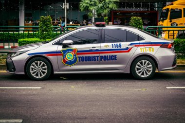 Bangkok, Tayland, 31 Mart 2025. Bangkok 'ta meydana gelen depremden sonra çöken bir binanın bulunduğu yere polis araçları konuşlandırıldı. Birçok kurban hala enkaz altında..