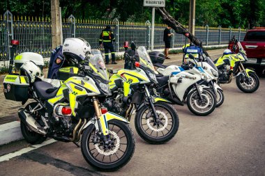 Bangkok, Tayland, 31 Mart 2025. Bangkok 'ta meydana gelen depremden sonra çöken bir binanın bulunduğu yere polis araçları konuşlandırıldı. Birçok kurban hala enkaz altında..