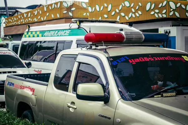 Bangkok, Tayland, 31 Mart 2025. Bangkok 'ta meydana gelen depremden sonra çöken bir binanın bulunduğu yere polis araçları konuşlandırıldı. Birçok kurban hala enkaz altında..
