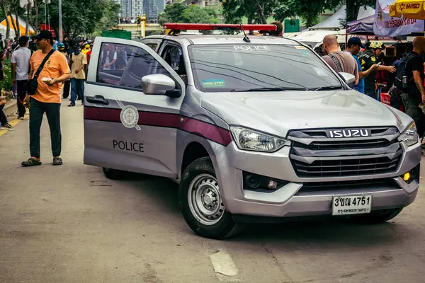 Bangkok, Tayland, 31 Mart 2025. Bangkok 'ta meydana gelen depremden sonra çöken bir binanın bulunduğu yere polis araçları konuşlandırıldı. Birçok kurban hala enkaz altında..