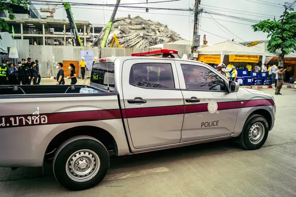 Bangkok, Tayland, 31 Mart 2025. Bangkok 'ta meydana gelen depremden sonra çöken bir binanın bulunduğu yere polis araçları konuşlandırıldı. Birçok kurban hala enkaz altında..