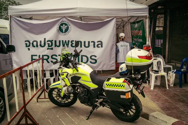 Bangkok, Tayland, 31 Mart 2025. Bangkok 'ta meydana gelen depremden sonra çöken bir binanın bulunduğu yere polis araçları konuşlandırıldı. Birçok kurban hala enkaz altında..