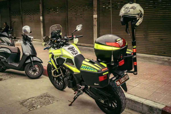 Bangkok, Tayland, 31 Mart 2025. Bangkok 'ta meydana gelen depremden sonra çöken bir binanın bulunduğu yere polis araçları konuşlandırıldı. Birçok kurban hala enkaz altında..