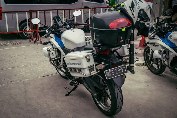 Bangkok, Tayland, 31 Mart 2025. Bangkok 'ta meydana gelen depremden sonra çöken bir binanın bulunduğu yere polis araçları konuşlandırıldı. Birçok kurban hala enkaz altında..