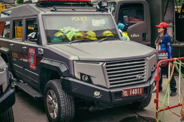 Bangkok, Tayland, 31 Mart 2025. Bangkok 'ta meydana gelen depremden sonra çöken bir binanın bulunduğu yere polis araçları konuşlandırıldı. Birçok kurban hala enkaz altında..