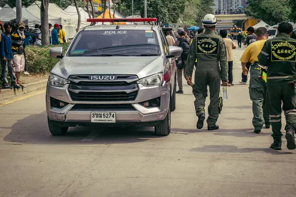 Bangkok, Tayland, 31 Mart 2025. Bangkok 'ta meydana gelen depremden sonra çöken bir binanın bulunduğu yere polis araçları konuşlandırıldı. Birçok kurban hala enkaz altında..