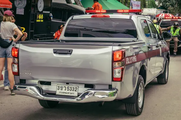 Bangkok, Tayland, 31 Mart 2025. Bangkok 'ta meydana gelen depremden sonra çöken bir binanın bulunduğu yere polis araçları konuşlandırıldı. Birçok kurban hala enkaz altında..