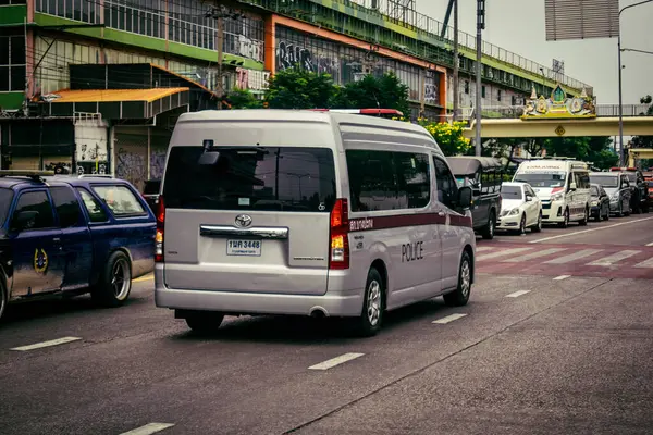 Bangkok, Tayland, 31 Mart 2025. Bangkok 'ta meydana gelen depremden sonra çöken bir binanın bulunduğu yere polis araçları konuşlandırıldı. Birçok kurban hala enkaz altında..