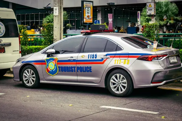 Bangkok, Tayland, 31 Mart 2025. Bangkok 'ta meydana gelen depremden sonra çöken bir binanın bulunduğu yere polis araçları konuşlandırıldı. Birçok kurban hala enkaz altında..
