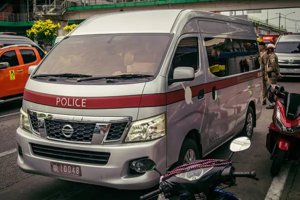 Bangkok, Tayland, 31 Mart 2025. Bangkok 'ta meydana gelen depremden sonra çöken bir binanın bulunduğu yere polis araçları konuşlandırıldı. Birçok kurban hala enkaz altında..