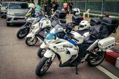 Bangkok, Tayland, 31 Mart 2025. Bangkok 'ta meydana gelen depremden sonra çöken bir binanın bulunduğu yere polis araçları konuşlandırıldı. Birçok kurban hala enkaz altında..