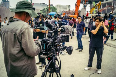 Bangkok, Tayland, 31 Mart 2025. Bangkok depreminin ardından bir binanın çökmesiyle Tayland 'da yaşanan felaketi tüm dünyadan gazeteciler anlatıyor..