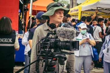 Bangkok, Tayland, 31 Mart 2025. Bangkok depreminin ardından bir binanın çökmesiyle Tayland 'da yaşanan felaketi tüm dünyadan gazeteciler anlatıyor..
