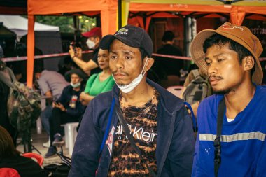 Bangkok, Tayland, 31 Mart 2025. Bangkok depreminin ardından bir binanın çökmesiyle Tayland 'da yaşanan felaketi tüm dünyadan gazeteciler anlatıyor..