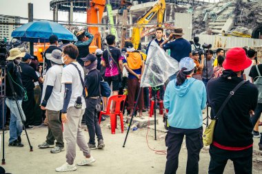 Bangkok, Tayland, 31 Mart 2025. Bangkok depreminin ardından bir binanın çökmesiyle Tayland 'da yaşanan felaketi tüm dünyadan gazeteciler anlatıyor..