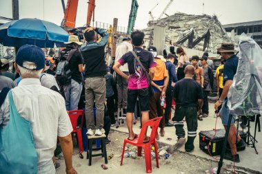 Bangkok, Tayland, 31 Mart 2025. Bangkok depreminin ardından bir binanın çökmesiyle Tayland 'da yaşanan felaketi tüm dünyadan gazeteciler anlatıyor..