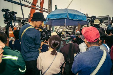 Bangkok, Tayland, 31 Mart 2025. Bangkok depreminin ardından bir binanın çökmesiyle Tayland 'da yaşanan felaketi tüm dünyadan gazeteciler anlatıyor..