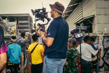 Bangkok, Tayland, 31 Mart 2025. Bangkok depreminin ardından bir binanın çökmesiyle Tayland 'da yaşanan felaketi tüm dünyadan gazeteciler anlatıyor..