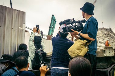 Bangkok, Tayland, 31 Mart 2025. Bangkok depreminin ardından bir binanın çökmesiyle Tayland 'da yaşanan felaketi tüm dünyadan gazeteciler anlatıyor..