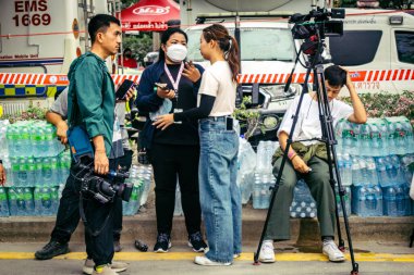Bangkok, Tayland, 31 Mart 2025. Bangkok depreminin ardından bir binanın çökmesiyle Tayland 'da yaşanan felaketi tüm dünyadan gazeteciler anlatıyor..