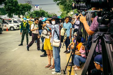 Bangkok, Tayland, 31 Mart 2025. Bangkok depreminin ardından bir binanın çökmesiyle Tayland 'da yaşanan felaketi tüm dünyadan gazeteciler anlatıyor..