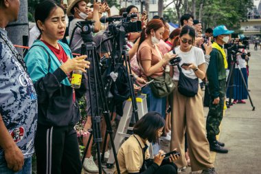Bangkok, Tayland, 31 Mart 2025. Bangkok depreminin ardından bir binanın çökmesiyle Tayland 'da yaşanan felaketi tüm dünyadan gazeteciler anlatıyor..