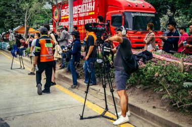 Bangkok, Tayland, 31 Mart 2025. Bangkok depreminin ardından bir binanın çökmesiyle Tayland 'da yaşanan felaketi tüm dünyadan gazeteciler anlatıyor..