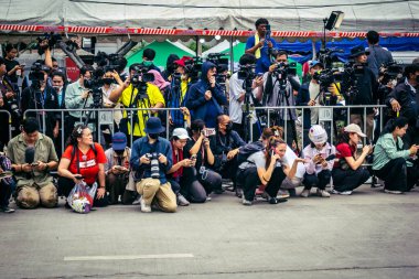 Bangkok, Tayland, 31 Mart 2025. Bangkok depreminin ardından bir binanın çökmesiyle Tayland 'da yaşanan felaketi tüm dünyadan gazeteciler anlatıyor..