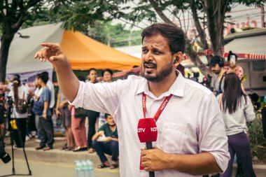 Bangkok, Tayland, 31 Mart 2025. Bangkok depreminin ardından bir binanın çökmesiyle Tayland 'da yaşanan felaketi tüm dünyadan gazeteciler anlatıyor..