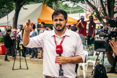 Bangkok, Tayland, 31 Mart 2025. Bangkok depreminin ardından bir binanın çökmesiyle Tayland 'da yaşanan felaketi tüm dünyadan gazeteciler anlatıyor..