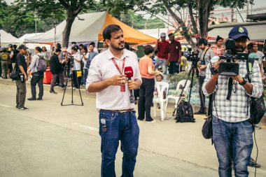 Bangkok, Tayland, 31 Mart 2025. Bangkok depreminin ardından bir binanın çökmesiyle Tayland 'da yaşanan felaketi tüm dünyadan gazeteciler anlatıyor..