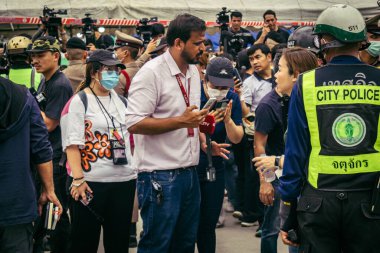 Bangkok, Tayland, 31 Mart 2025. Bangkok depreminin ardından bir binanın çökmesiyle Tayland 'da yaşanan felaketi tüm dünyadan gazeteciler anlatıyor..