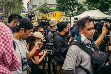 Bangkok, Tayland, 31 Mart 2025. Bangkok depreminin ardından bir binanın çökmesiyle Tayland 'da yaşanan felaketi tüm dünyadan gazeteciler anlatıyor..