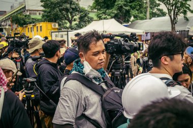 Bangkok, Tayland, 31 Mart 2025. Bangkok depreminin ardından bir binanın çökmesiyle Tayland 'da yaşanan felaketi tüm dünyadan gazeteciler anlatıyor..