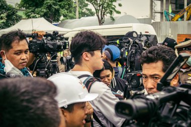 Bangkok, Tayland, 31 Mart 2025. Bangkok depreminin ardından bir binanın çökmesiyle Tayland 'da yaşanan felaketi tüm dünyadan gazeteciler anlatıyor..