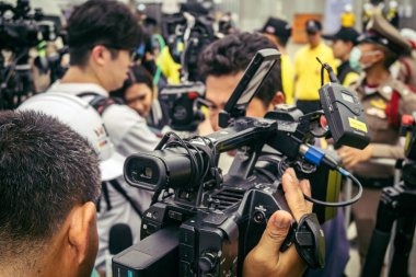 Bangkok, Tayland, 31 Mart 2025. Bangkok depreminin ardından bir binanın çökmesiyle Tayland 'da yaşanan felaketi tüm dünyadan gazeteciler anlatıyor..