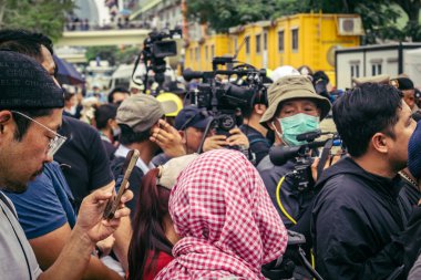 Bangkok, Tayland, 31 Mart 2025. Bangkok depreminin ardından bir binanın çökmesiyle Tayland 'da yaşanan felaketi tüm dünyadan gazeteciler anlatıyor..