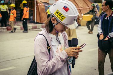 Bangkok, Tayland, 31 Mart 2025. Bangkok depreminin ardından bir binanın çökmesiyle Tayland 'da yaşanan felaketi tüm dünyadan gazeteciler anlatıyor..
