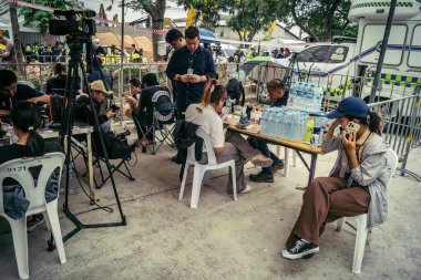 Bangkok, Tayland, 31 Mart 2025. Bangkok depreminin ardından bir binanın çökmesiyle Tayland 'da yaşanan felaketi tüm dünyadan gazeteciler anlatıyor..