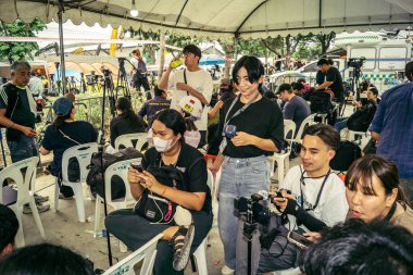 Bangkok, Tayland, 31 Mart 2025. Bangkok depreminin ardından bir binanın çökmesiyle Tayland 'da yaşanan felaketi tüm dünyadan gazeteciler anlatıyor..