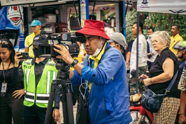 Bangkok, Tayland, 31 Mart 2025. Bangkok depreminin ardından bir binanın çökmesiyle Tayland 'da yaşanan felaketi tüm dünyadan gazeteciler anlatıyor..