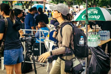 Bangkok, Tayland, 31 Mart 2025. Bangkok depreminin ardından bir binanın çökmesiyle Tayland 'da yaşanan felaketi tüm dünyadan gazeteciler anlatıyor..