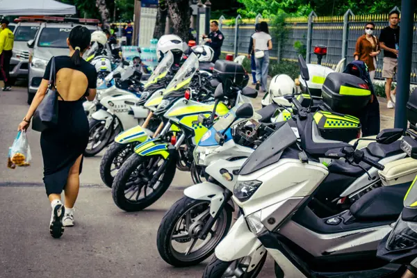 Bangkok, Tayland, 31 Mart 2025. Bangkok 'ta meydana gelen depremden sonra çöken bir binanın bulunduğu yere polis araçları konuşlandırıldı. Birçok kurban hala enkaz altında..