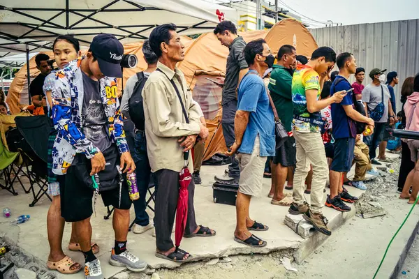 Bangkok, Tayland, 31 Mart 2025. Bangkok depreminin ardından bir binanın çökmesiyle Tayland 'da yaşanan felaketi tüm dünyadan gazeteciler anlatıyor..
