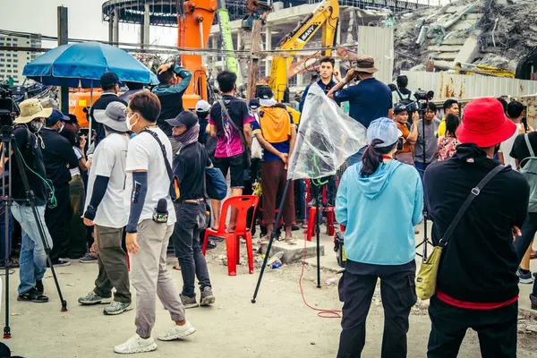 Bangkok, Tayland, 31 Mart 2025. Bangkok depreminin ardından bir binanın çökmesiyle Tayland 'da yaşanan felaketi tüm dünyadan gazeteciler anlatıyor..