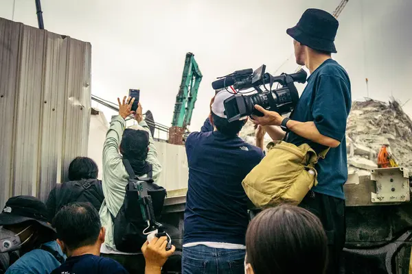 Bangkok, Tayland, 31 Mart 2025. Bangkok depreminin ardından bir binanın çökmesiyle Tayland 'da yaşanan felaketi tüm dünyadan gazeteciler anlatıyor..