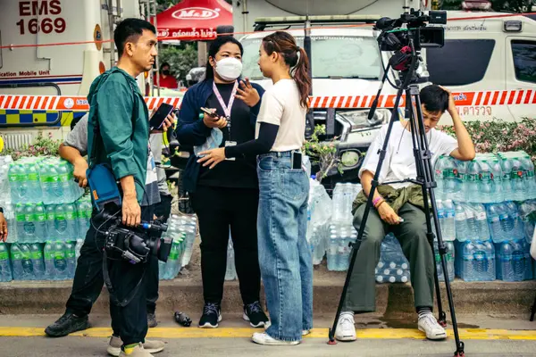 Bangkok, Tayland, 31 Mart 2025. Bangkok depreminin ardından bir binanın çökmesiyle Tayland 'da yaşanan felaketi tüm dünyadan gazeteciler anlatıyor..
