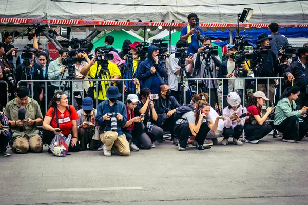 Bangkok, Tayland, 31 Mart 2025. Bangkok depreminin ardından bir binanın çökmesiyle Tayland 'da yaşanan felaketi tüm dünyadan gazeteciler anlatıyor..