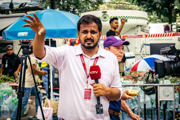 Bangkok, Tayland, 31 Mart 2025. Bangkok depreminin ardından bir binanın çökmesiyle Tayland 'da yaşanan felaketi tüm dünyadan gazeteciler anlatıyor..