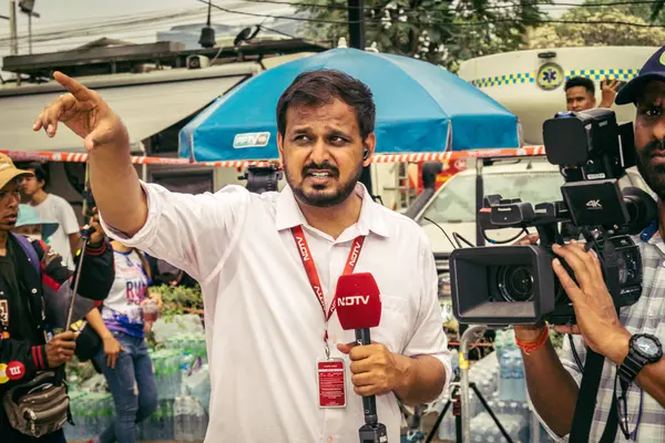 Bangkok, Tayland, 31 Mart 2025. Bangkok depreminin ardından bir binanın çökmesiyle Tayland 'da yaşanan felaketi tüm dünyadan gazeteciler anlatıyor..